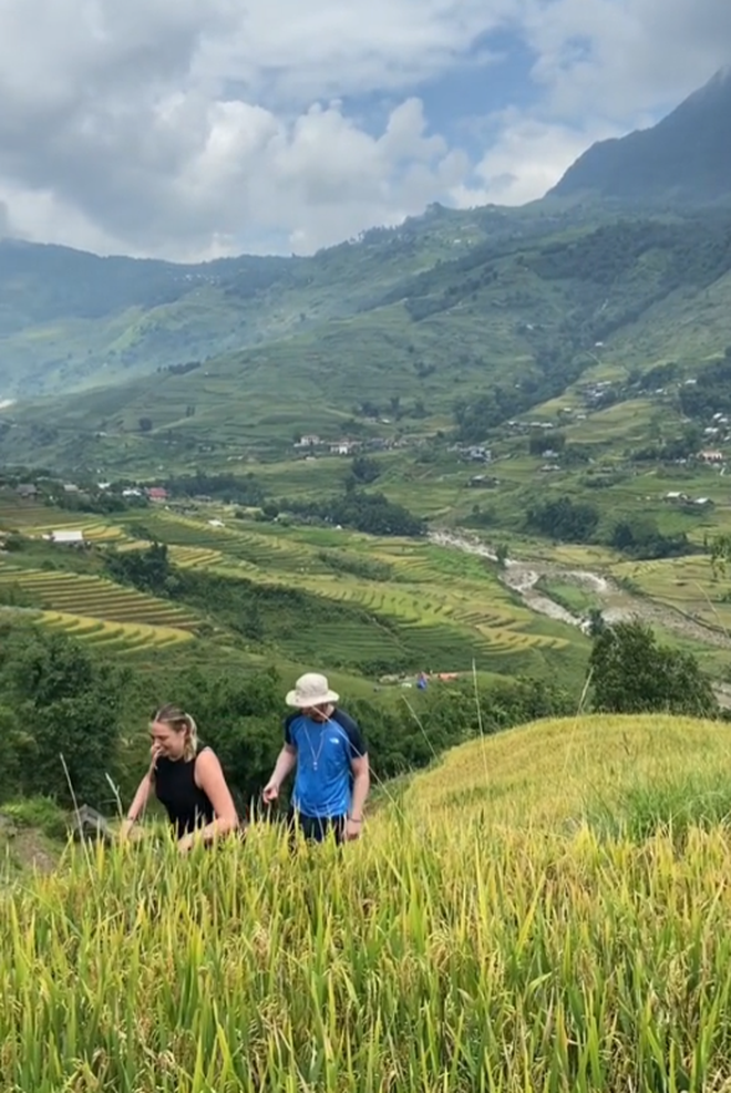 Khách Tây lội ruộng cấy lúa ở Sa Pa, tối về khen cơm ngon nức nở: "Thế mới hiểu giá trị hạt gạo" - Ảnh 8.