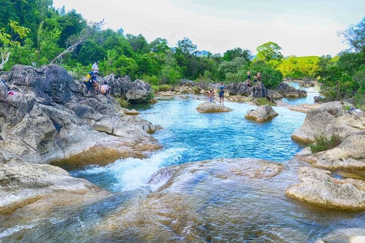 'Đập tan' cái nóng tại Khe Nước Lạnh Quảng Bình - Ảnh 1.