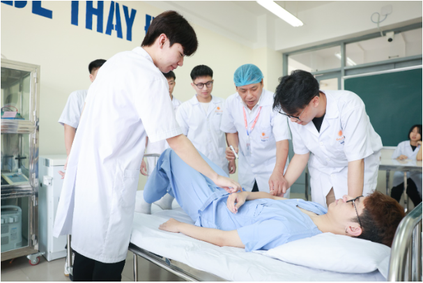 ĐH Đại Nam trao học bổng cho tân sinh viên là người thân của cán bộ ngành y tế, giáo dục - Ảnh 3.