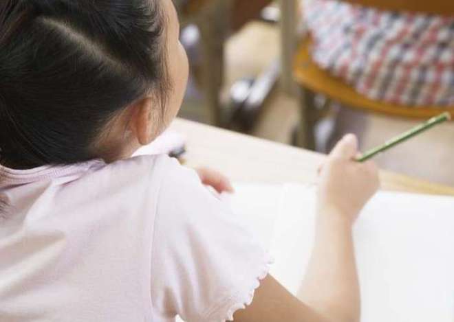 Con bị cô giáo chụp ảnh phê bình rồi gửi vào nhóm lớp, người mẹ bình thản gửi 1 tin nhắn khiến giáo viên vội vàng xin lỗi- Ảnh 1.