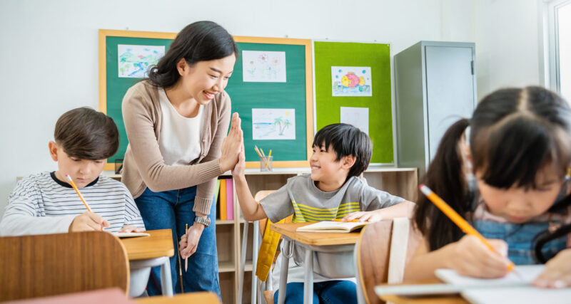Con bị cô giáo chụp ảnh phê bình rồi gửi vào nhóm lớp, người mẹ bình thản gửi 1 tin nhắn khiến giáo viên vội vàng xin lỗi- Ảnh 2.
