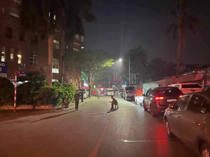 Xuyên đêm đưa thi thể nạn nhân ra khỏi nhà trọ 5 tầng sau vụ cháy- Ảnh 1.