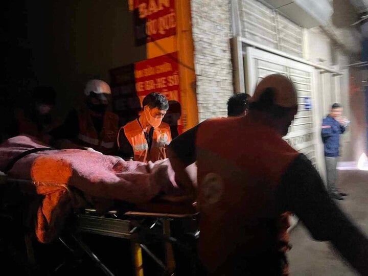 Xuyên đêm đưa thi thể nạn nhân ra khỏi nhà trọ 5 tầng sau vụ cháy- Ảnh 4.
