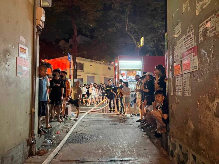 Xuyên đêm đưa thi thể nạn nhân ra khỏi nhà trọ 5 tầng sau vụ cháy- Ảnh 8.