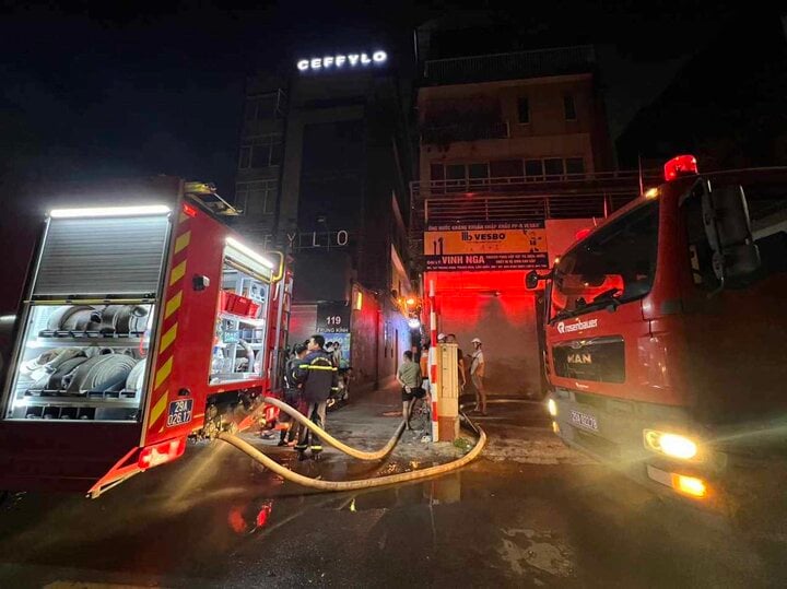 Xuyên đêm đưa thi thể nạn nhân ra khỏi nhà trọ 5 tầng sau vụ cháy- Ảnh 5.