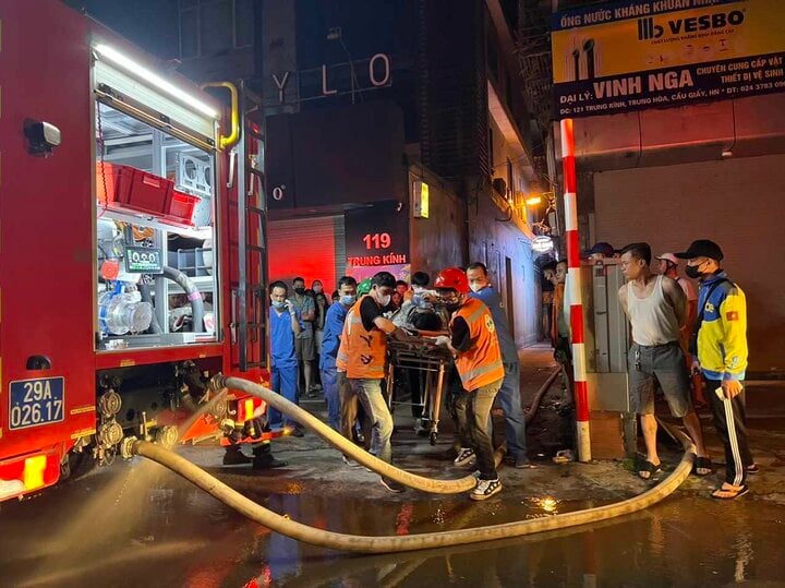 Xuyên đêm đưa thi thể nạn nhân ra khỏi nhà trọ 5 tầng sau vụ cháy- Ảnh 6.