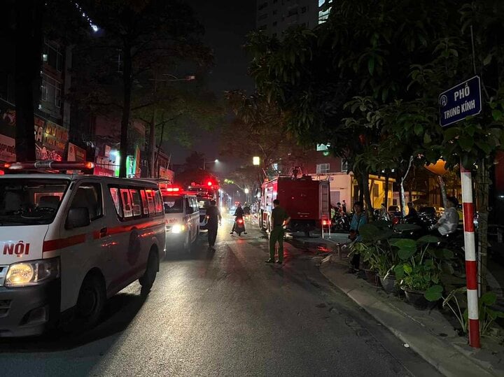 Xuyên đêm đưa thi thể nạn nhân ra khỏi nhà trọ 5 tầng sau vụ cháy- Ảnh 7.