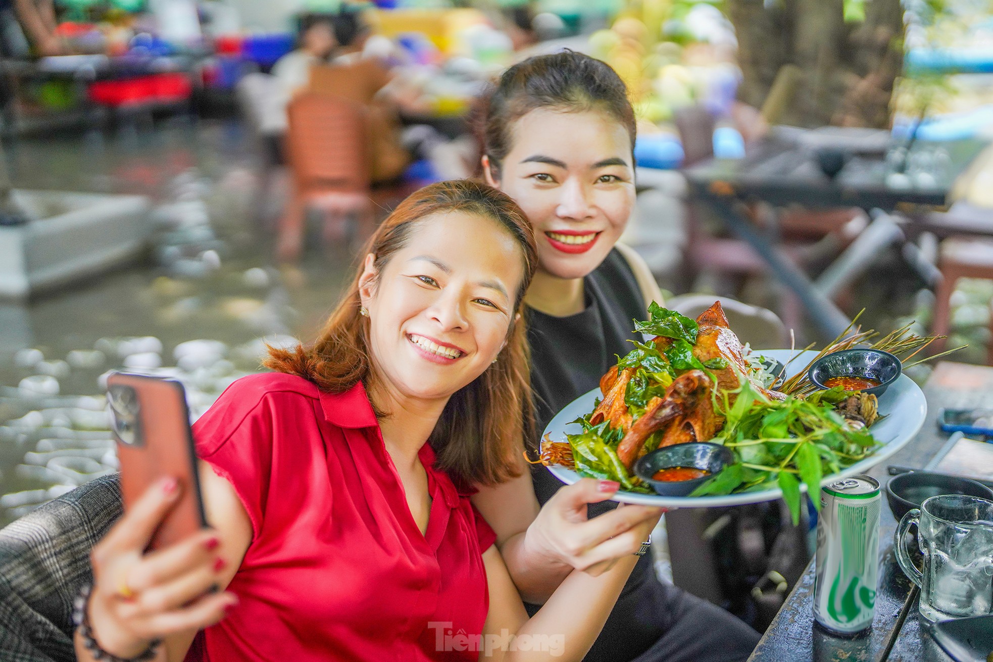 Độc lạ quán ăn ở TPHCM khách phải xắn quần, cởi giày dép để... lội nước- Ảnh 11.