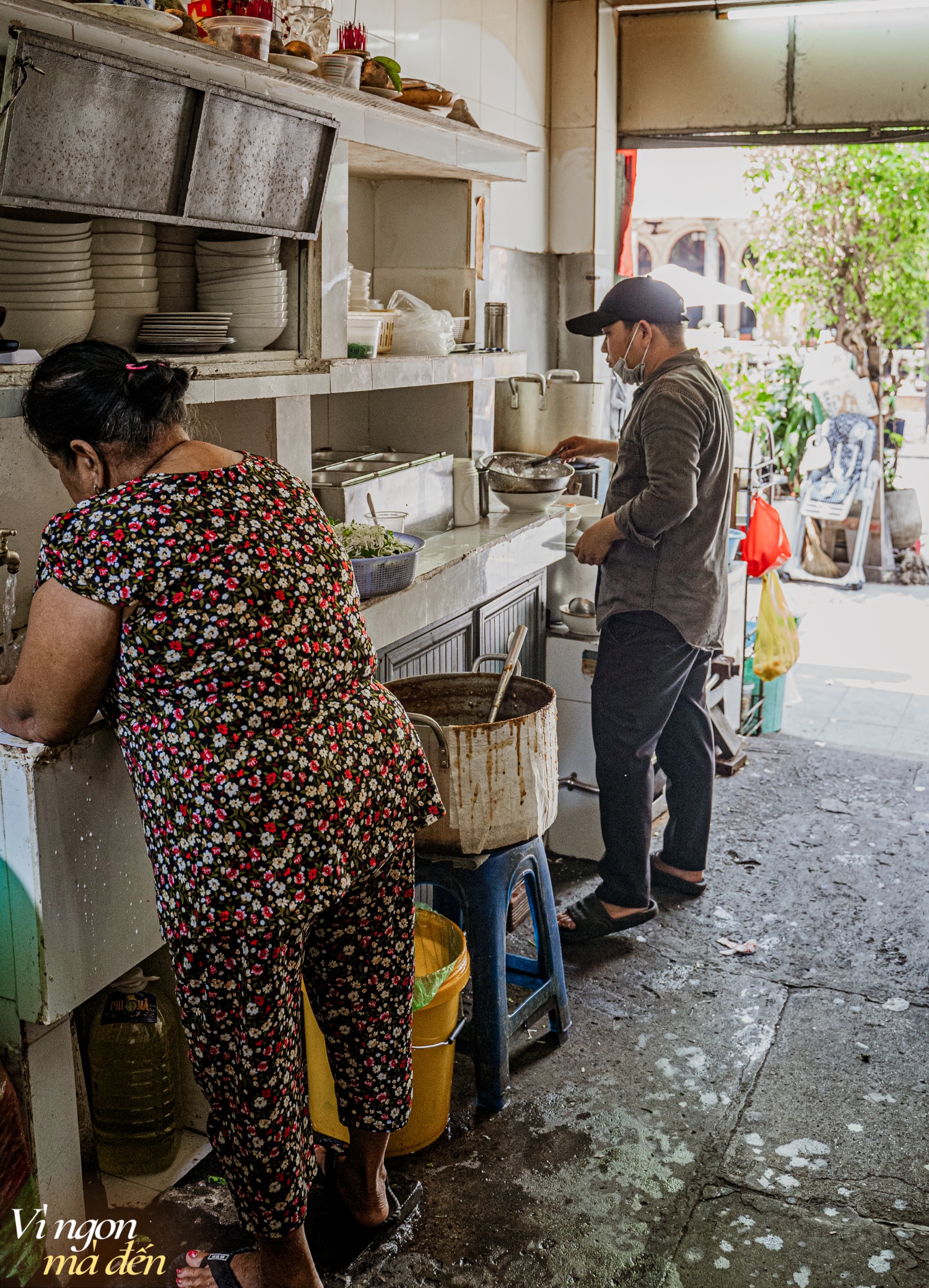 Tiệm Thanh Xuân gần 80 năm "níu chân" người Sài Gòn sành ăn: Có gì đặc biệt trong những tô hủ tiếu “vỉa hè giá cao”?- Ảnh 16.