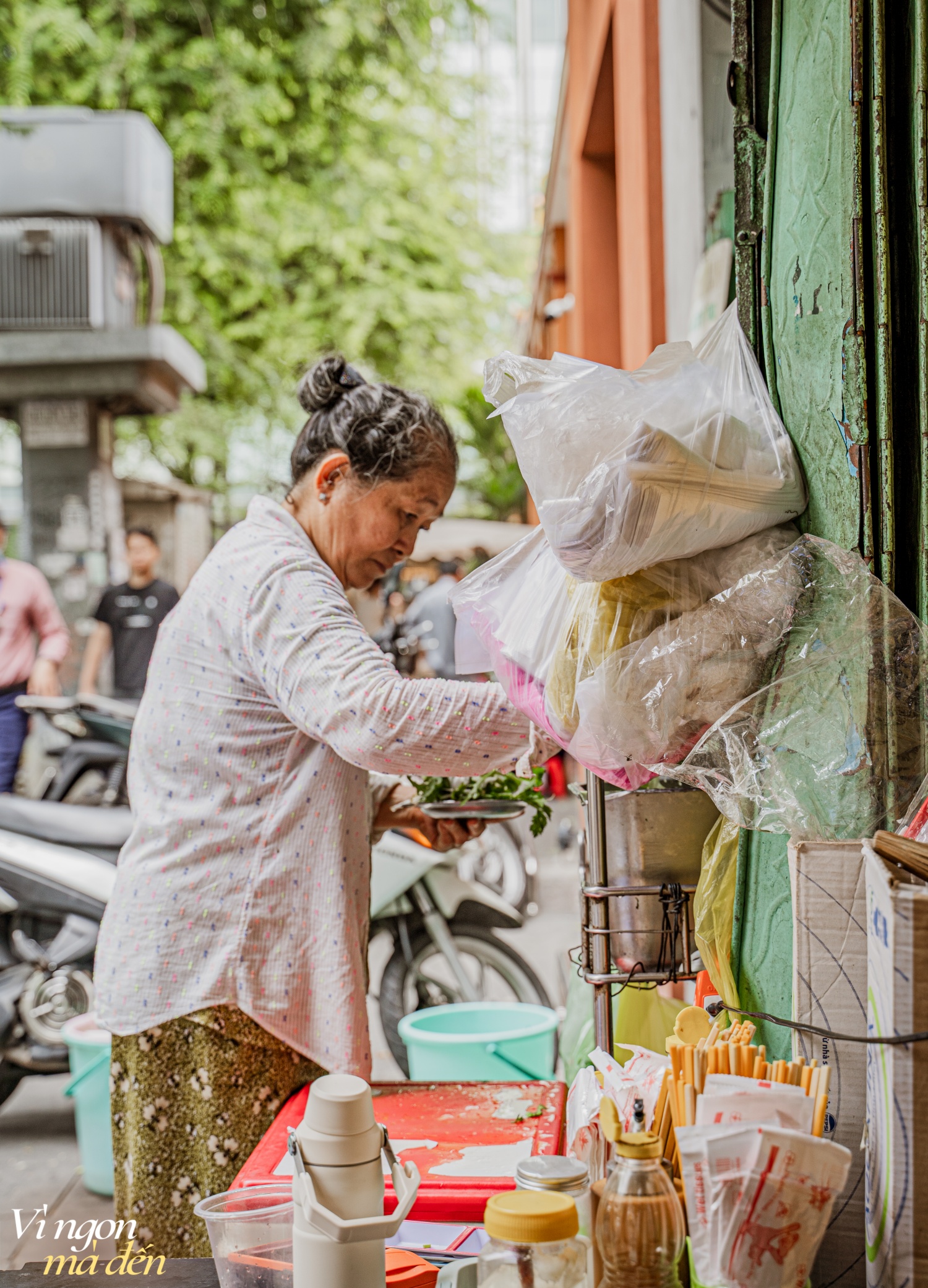 Tiệm Thanh Xuân gần 80 năm "níu chân" người Sài Gòn sành ăn: Có gì đặc biệt trong những tô hủ tiếu “vỉa hè giá cao”?- Ảnh 9.