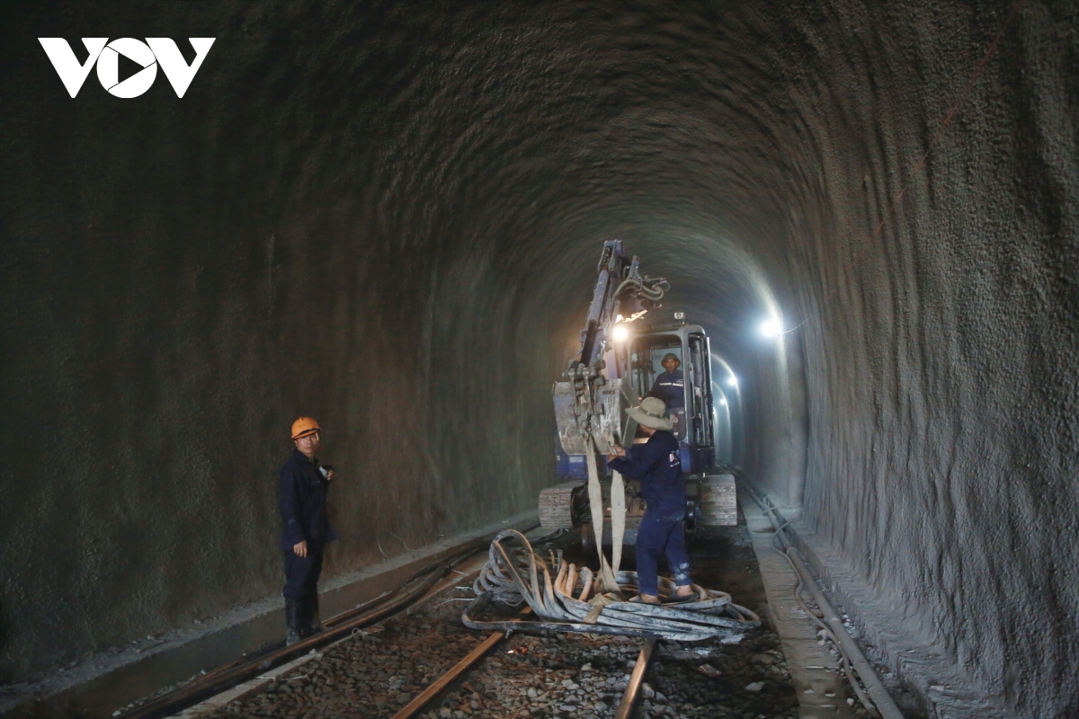 Cận cảnh đưa thiết bị hiện đại vào khắc phục sạt lở hầm đường sắt Chí Thạnh- Ảnh 3.