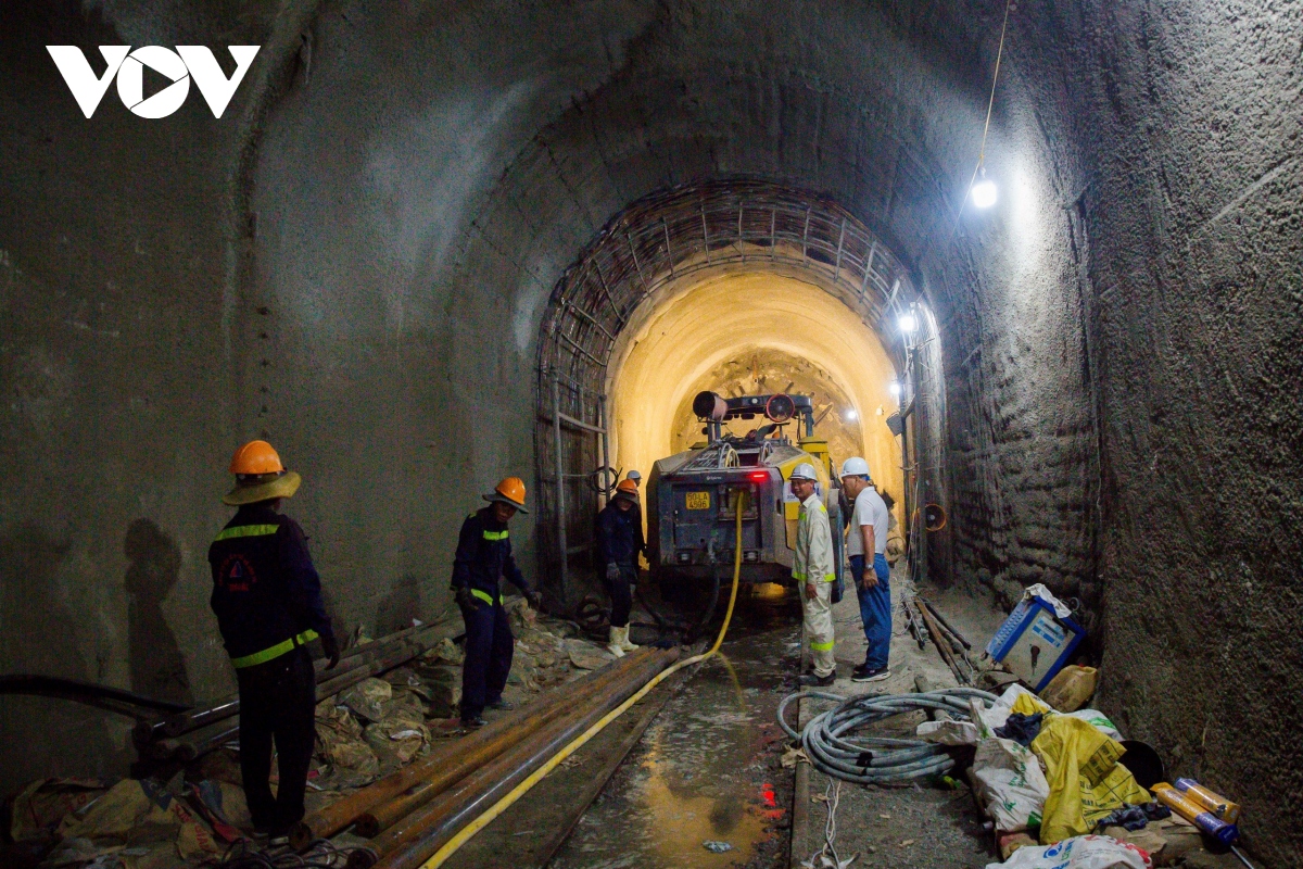Cận cảnh đưa thiết bị hiện đại vào khắc phục sạt lở hầm đường sắt Chí Thạnh- Ảnh 5.
