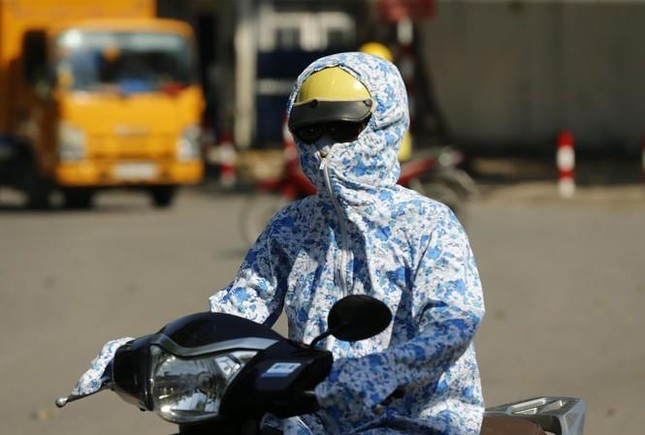 Miền Bắc nắng nóng trước khi chuyển mưa dông nhiều ngày- Ảnh 1.