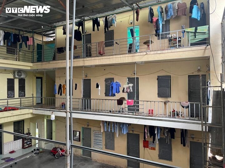 Giá hàng hóa Hà Nội đắt đỏ, công nhân rời phố về quê- Ảnh 1.