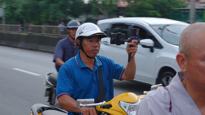 Tận mắt thấy ông Thích Minh Tuệ bị "bao vây" bởi đám đông YouTuber, TikToker ở Quảng Bình, gây hỗn loạn, tắc nghẽn giao thông- Ảnh 6.