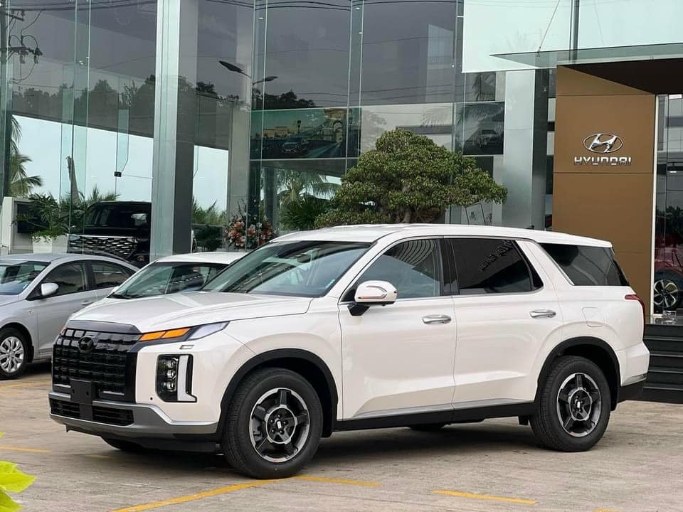 Giảm 120 triệu tại đại lý, giá bán của Hyundai Palisade còn thấp hơn cả 'đàn em' Santa Fe hybrid- Ảnh 1.