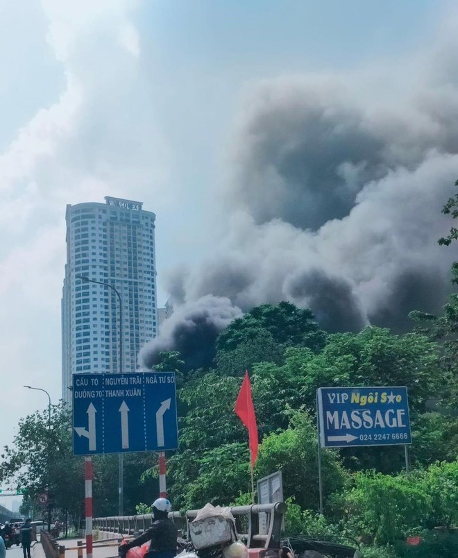 Cháy dữ dội tại khu nhà tạm trên đường Kim Giang- Ảnh 2.