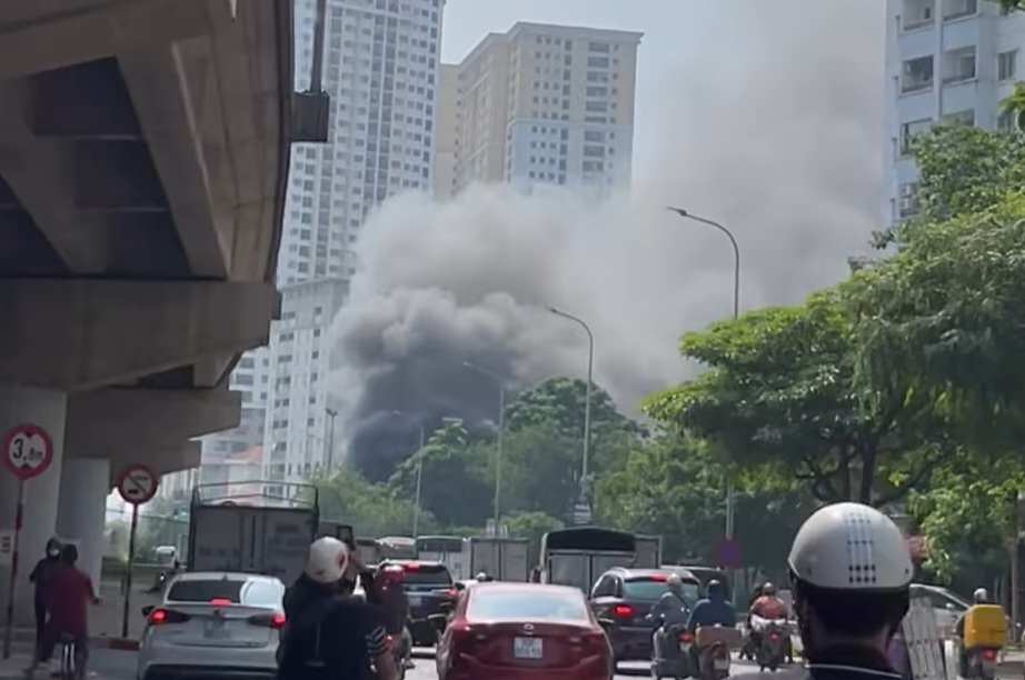Cháy dữ dội tại khu nhà tạm trên đường Kim Giang- Ảnh 1.