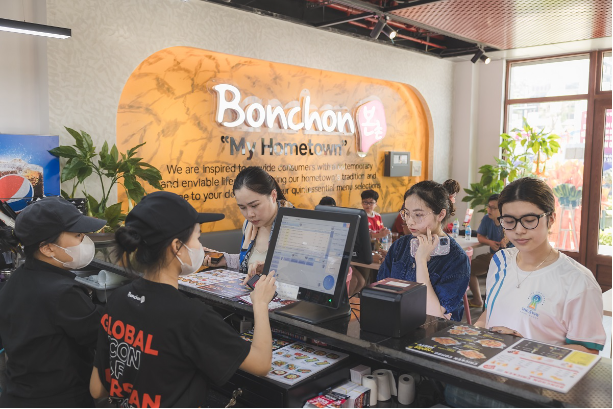 Phố thương mại Grand World bùng nổ doanh thu dịp nghỉ lễ 30/4 - 1/5 - Ảnh 6. Phố thương mại Grand World bùng nổ doanh thu dịp nghỉ lễ 30/4 - 1/5 - Ảnh 6.