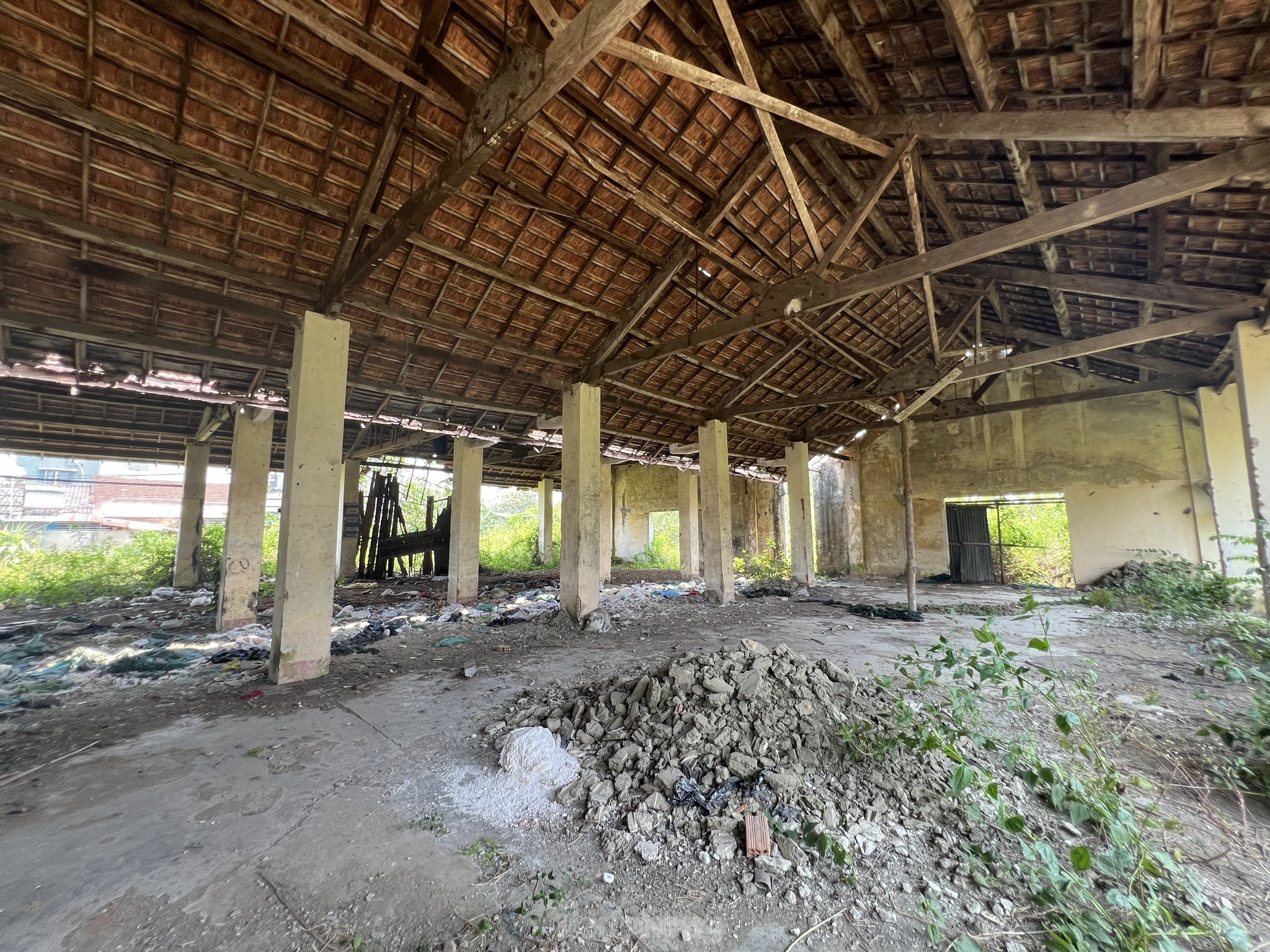 Hoang tàn nơi làm việc của giám đốc gần 70 tuổi 'không được' về hưu, lương 0 đồng - Ảnh 17.