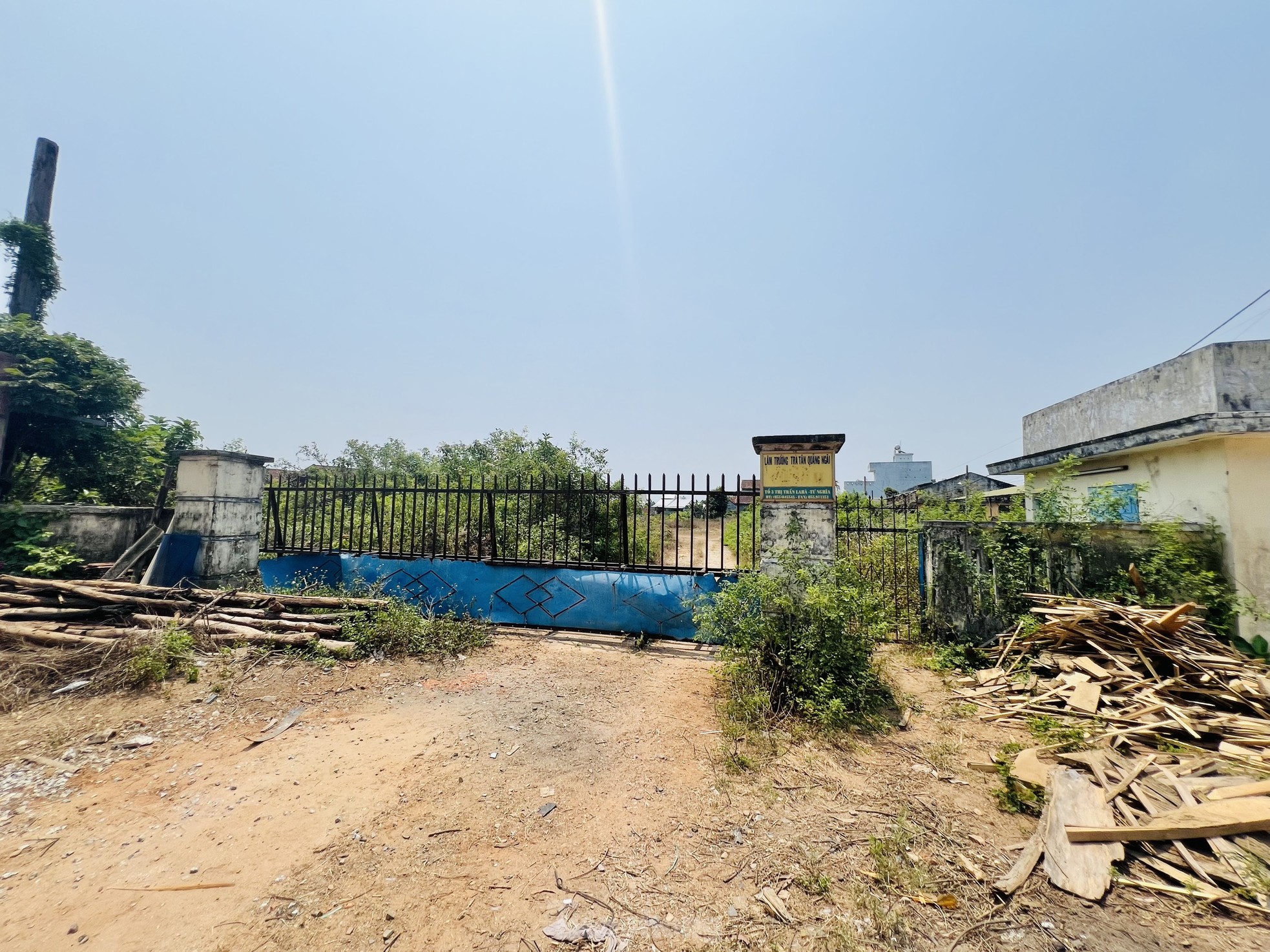 Hoang tàn nơi làm việc của giám đốc gần 70 tuổi 'không được' về hưu, lương 0 đồng - Ảnh 3.