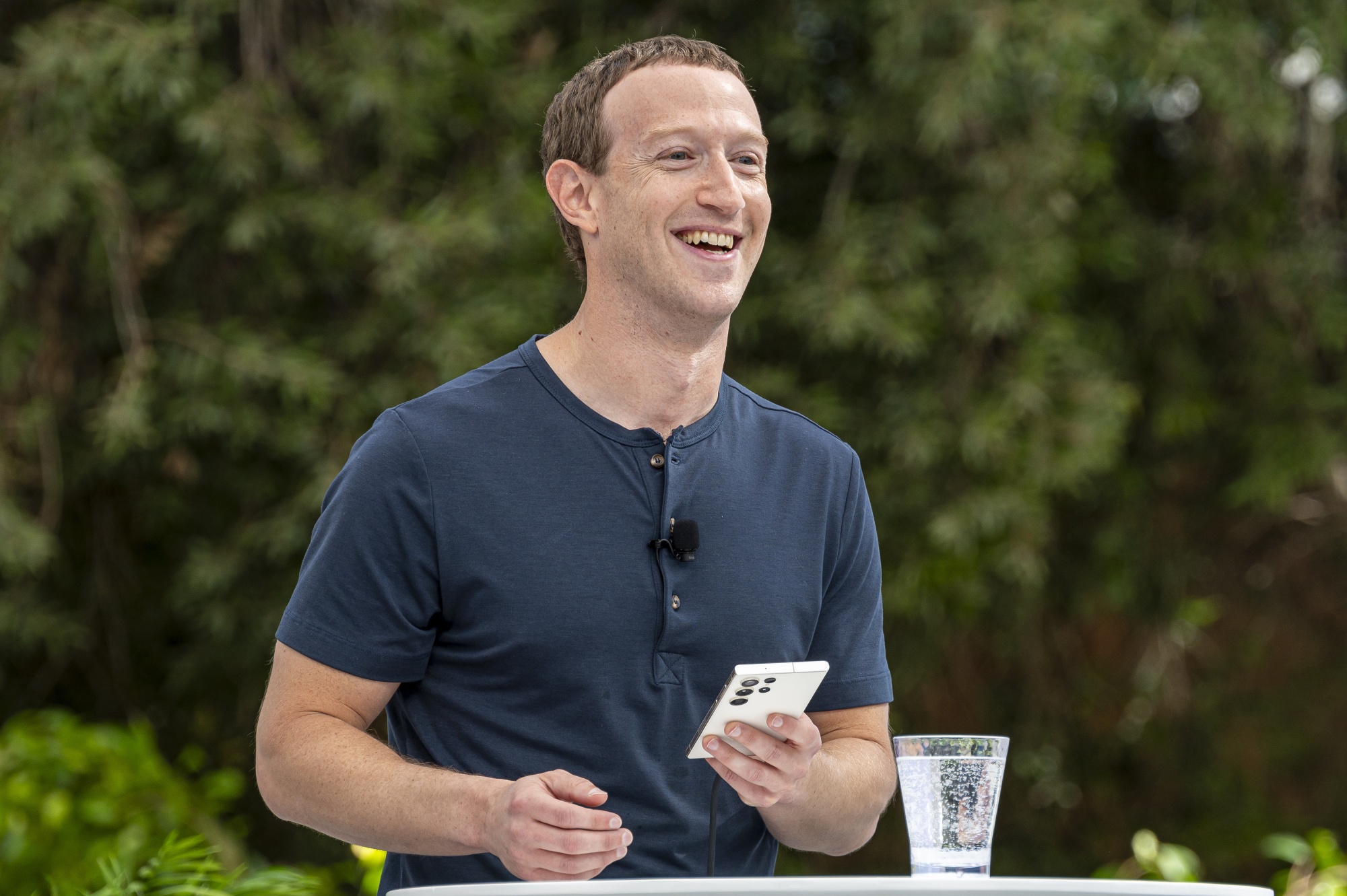 Mark Zuckerberg ngược chiều cả thế giới: Một mình ủng hộ mã nguồn mở, tự  hào LLaMA 2 được tải xuống 180 triệu lần, được tung hô là 'nhà vô địch'