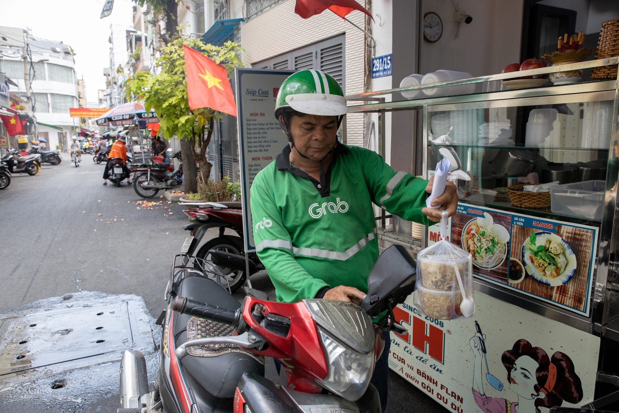 Tôi chẳng biết lấy gì mà ăn: Nhiều tài xế Grab, ShopeeFood lo sợ bị đuổi việc vì một lý do cay đắng- Ảnh 2.