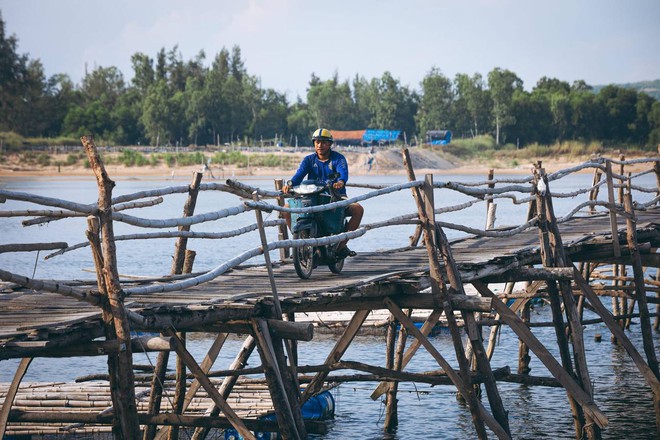 Cây cầu gỗ vượt sông dài nhất Việt Nam: Trải nghiệm thót tim đi mãi chẳng thấy bờ, nhưng đẹp và ngoạn mục hết sức!- Ảnh 8.