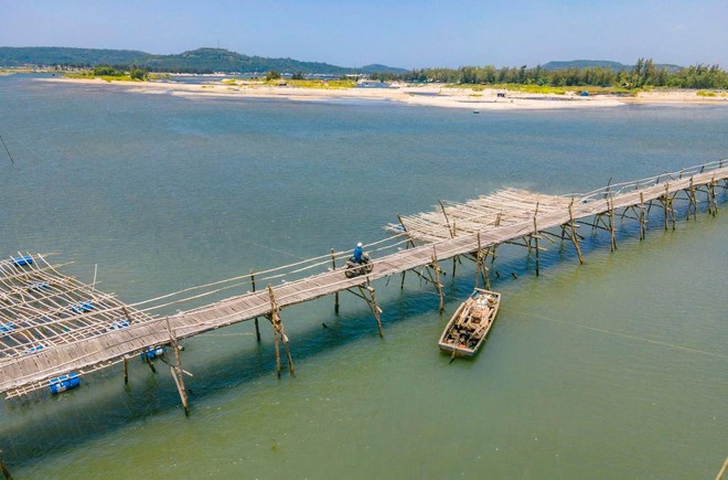 Cây cầu gỗ vượt sông dài nhất Việt Nam: Trải nghiệm thót tim đi mãi chẳng thấy bờ, nhưng đẹp và ngoạn mục hết sức!- Ảnh 6.