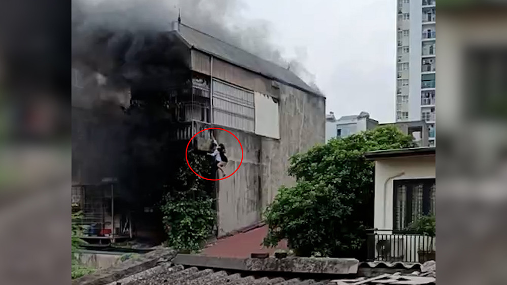 Xuất hiện "người hùng" trong vụ cháy sáng nay ở Hà Nội: Bỏ xe máy, cõng 2 cô gái từ tầng cao xuống đất- Ảnh 1.