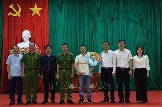 Hà Nội: Khen thưởng công dân cõng 2 người thoát khỏi đám cháy- Ảnh 1.