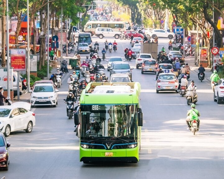 Vì sao xe buýt điện ngày càng được nhiều nhân viên công sở lựa chọn? - Ảnh 1.