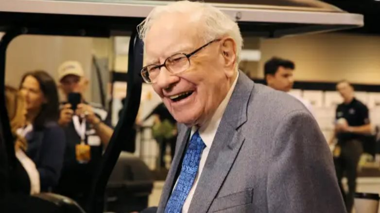 Huyền thoại đầu tư Warren Buffett có thể đã tìm thấy ‘ngôi sao sáng giá’ để rót tiền: Hàng nghìn trader mong đợi cổ phiếu bí mật sớm được tiết lộ trong ĐHCĐ - Ảnh 1. Huyền thoại đầu tư Warren Buffett có thể đã tìm thấy ‘ngôi sao sáng giá’ để rót tiền: Hàng nghìn trader mong đợi cổ phiếu bí mật sớm được tiết lộ trong ĐHCĐ - Ảnh 1.