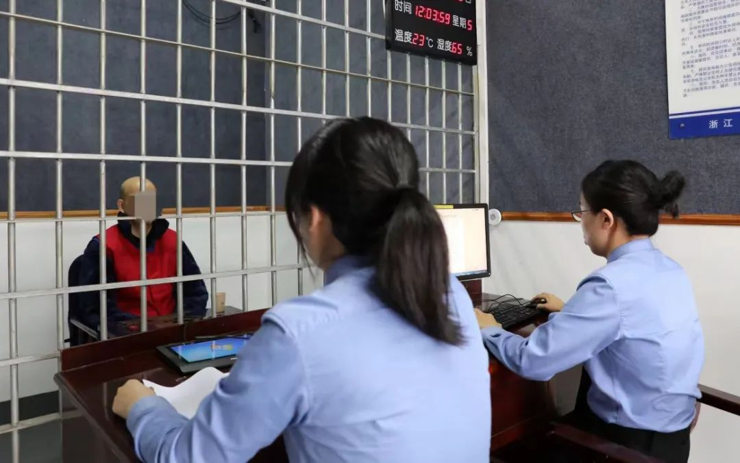 Trung Quốc: Sư trụ trì lắp vô số camera quanh chùa, ra ngoài luôn cải trang để che giấu 1 bí mật kinh hoàng- Ảnh 3. Trung Quốc: Sư trụ trì lắp vô số camera quanh chùa, ra ngoài luôn cải trang để che giấu 1 bí mật kinh hoàng- Ảnh 3.