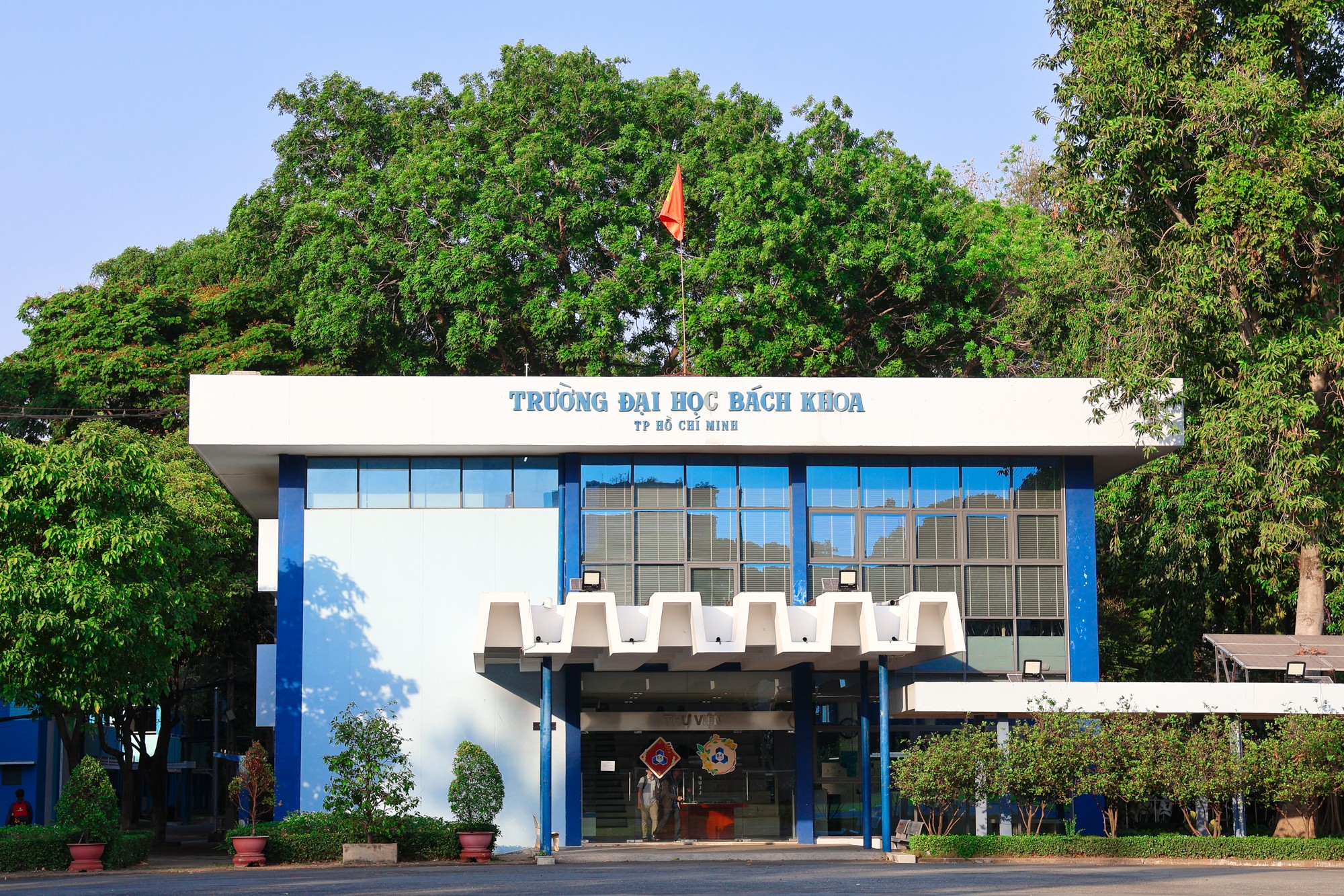1 trường đại học là “lò” đào tạo tỷ phú nhưng sinh viên chỉ mơ ra được trường, mỗi năm có vài trăm người bị cho thôi học- Ảnh 1. 1 trường đại học là “lò” đào tạo tỷ phú nhưng sinh viên chỉ mơ ra được trường, mỗi năm có vài trăm người bị cho thôi học- Ảnh 1.