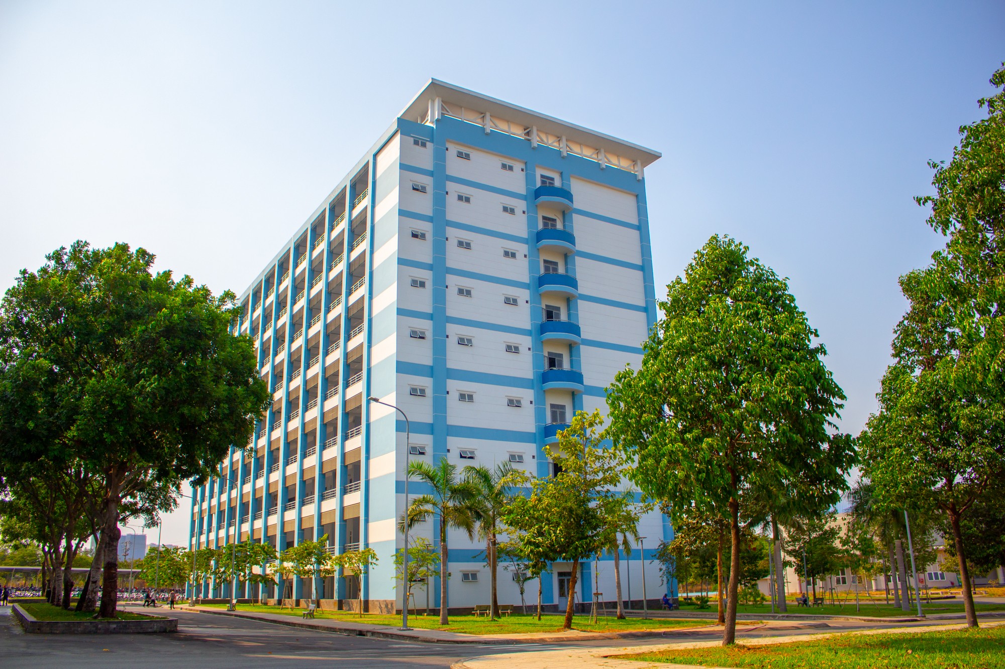 1 trường đại học là “lò” đào tạo tỷ phú nhưng sinh viên chỉ mơ ra được trường, mỗi năm có vài trăm người bị cho thôi học- Ảnh 13. 1 trường đại học là “lò” đào tạo tỷ phú nhưng sinh viên chỉ mơ ra được trường, mỗi năm có vài trăm người bị cho thôi học- Ảnh 13.