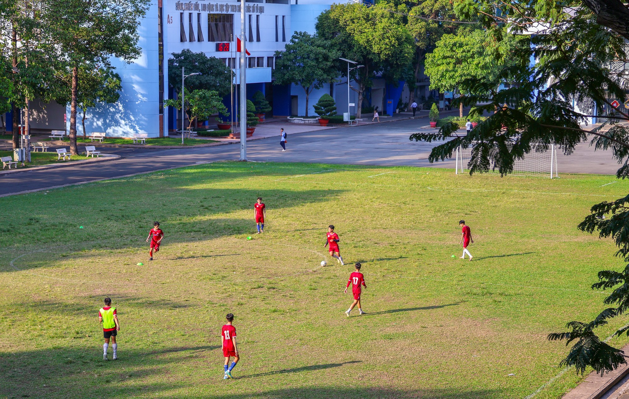 1 trường đại học là “lò” đào tạo tỷ phú nhưng sinh viên chỉ mơ ra được trường, mỗi năm có vài trăm người bị cho thôi học- Ảnh 5. 1 trường đại học là “lò” đào tạo tỷ phú nhưng sinh viên chỉ mơ ra được trường, mỗi năm có vài trăm người bị cho thôi học- Ảnh 5.