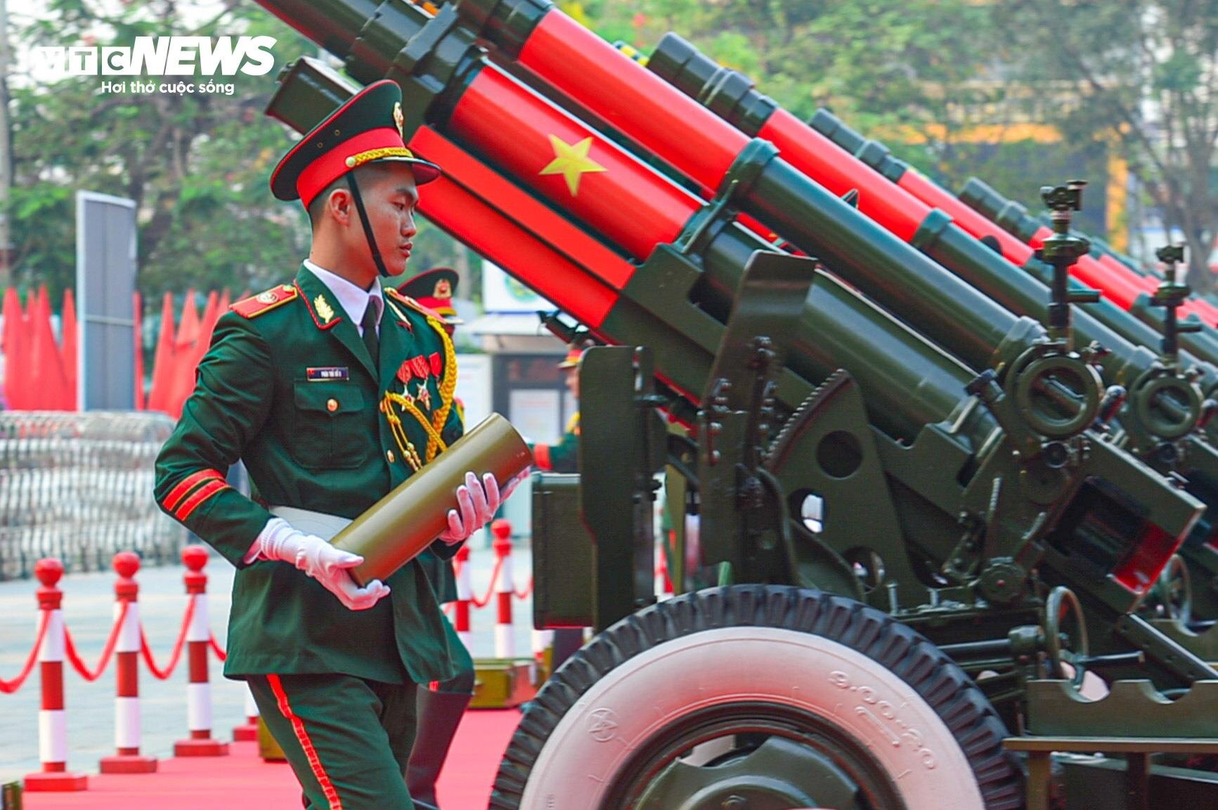 Dàn đại bác khai hoả trong lễ tổng duyệt 70 năm Chiến thắng Điện Biên Phủ - Ảnh 8. Dàn đại bác khai hoả trong lễ tổng duyệt 70 năm Chiến thắng Điện Biên Phủ - Ảnh 8.