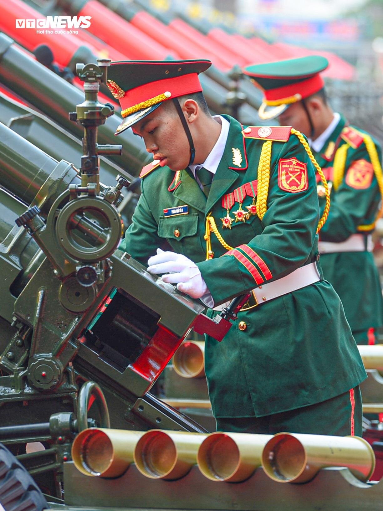 Dàn đại bác khai hoả trong lễ tổng duyệt 70 năm Chiến thắng Điện Biên Phủ - Ảnh 7. Dàn đại bác khai hoả trong lễ tổng duyệt 70 năm Chiến thắng Điện Biên Phủ - Ảnh 7.