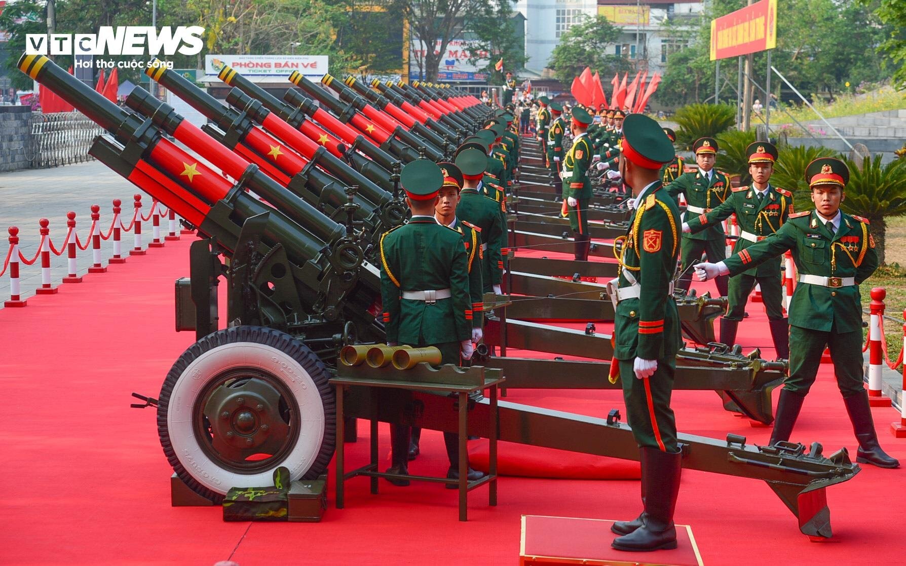 Dàn đại bác khai hoả trong lễ tổng duyệt 70 năm Chiến thắng Điện Biên Phủ - Ảnh 6. Dàn đại bác khai hoả trong lễ tổng duyệt 70 năm Chiến thắng Điện Biên Phủ - Ảnh 6.
