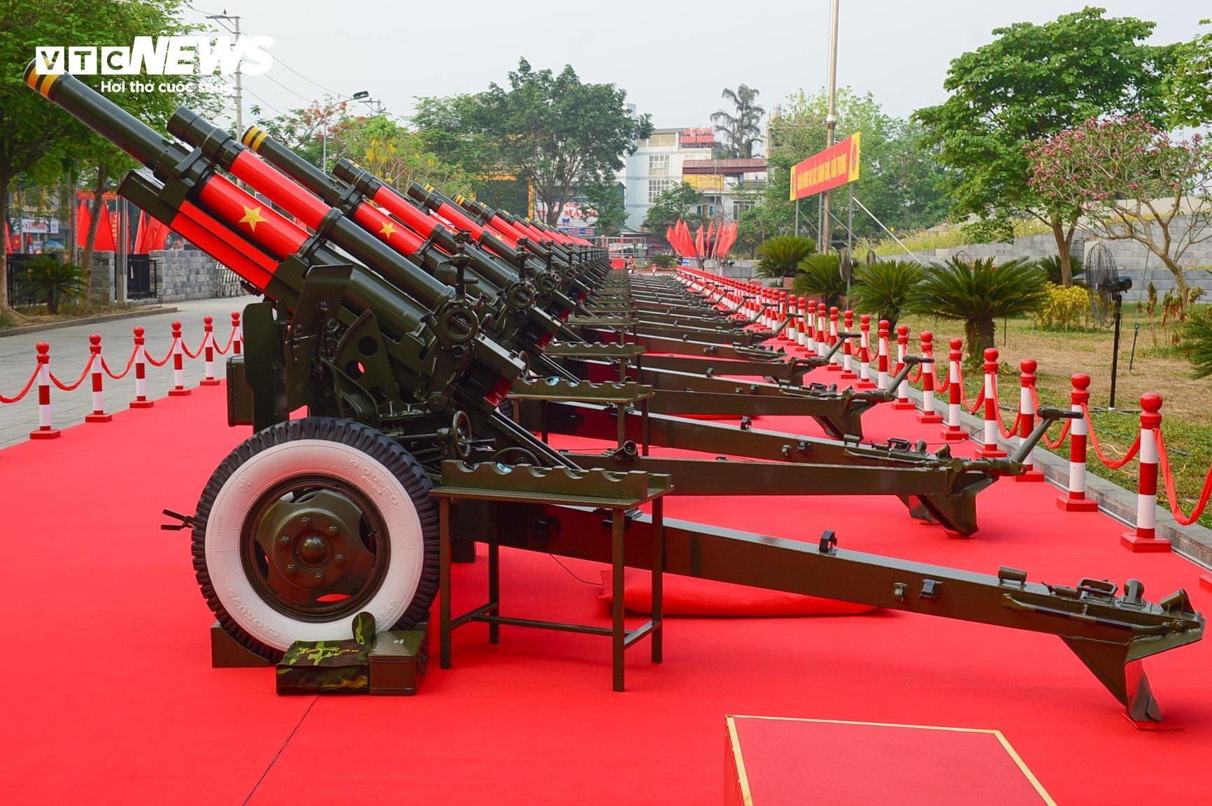 Dàn đại bác khai hoả trong lễ tổng duyệt 70 năm Chiến thắng Điện Biên Phủ - Ảnh 1. Dàn đại bác khai hoả trong lễ tổng duyệt 70 năm Chiến thắng Điện Biên Phủ - Ảnh 1.