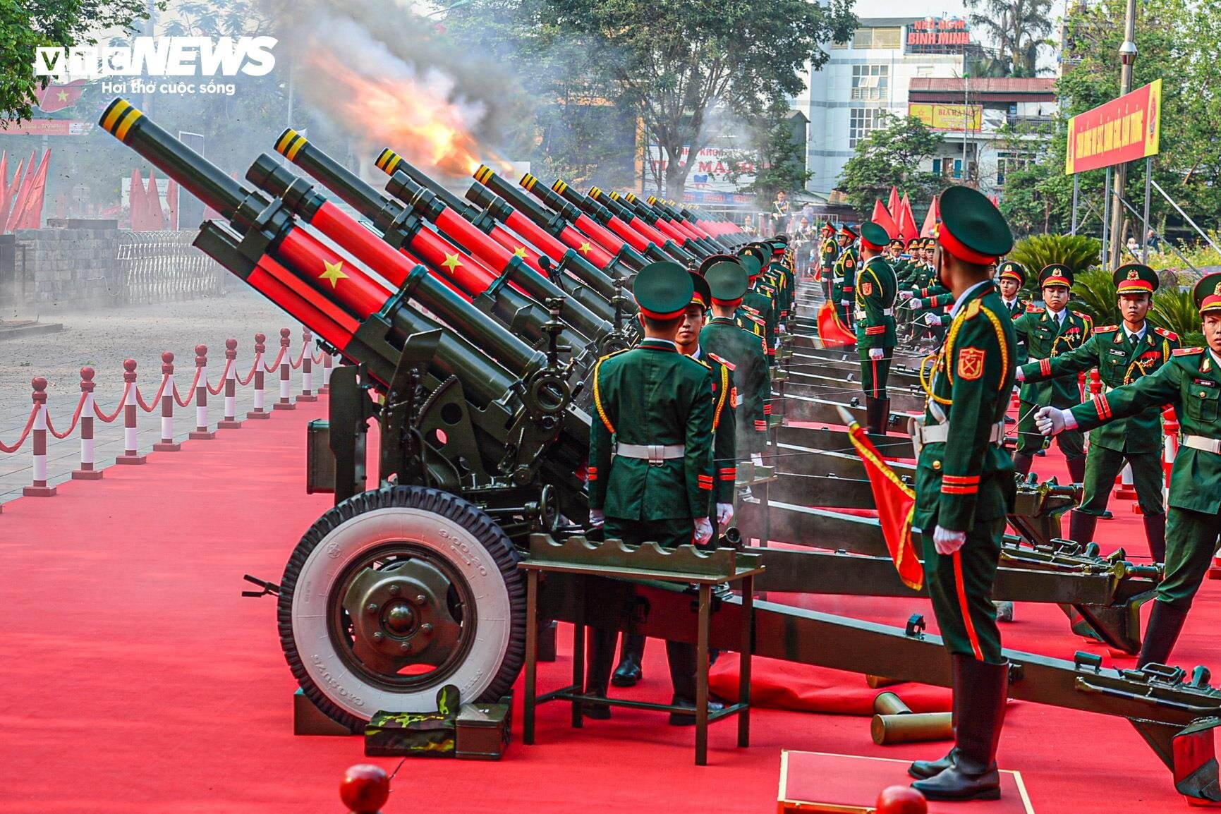 Dàn đại bác khai hoả trong lễ tổng duyệt 70 năm Chiến thắng Điện Biên Phủ - Ảnh 10. Dàn đại bác khai hoả trong lễ tổng duyệt 70 năm Chiến thắng Điện Biên Phủ - Ảnh 10.