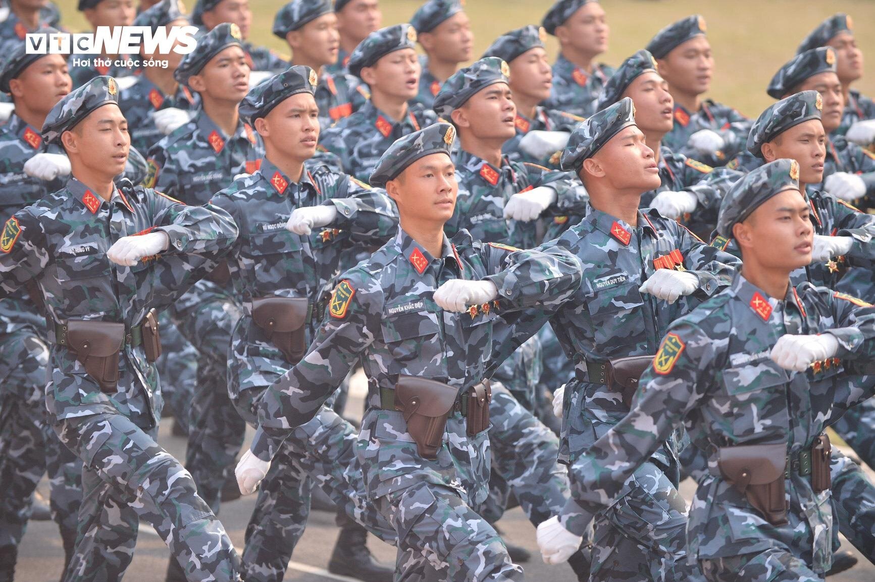 Dàn đại bác khai hoả trong lễ tổng duyệt 70 năm Chiến thắng Điện Biên Phủ - Ảnh 16. Dàn đại bác khai hoả trong lễ tổng duyệt 70 năm Chiến thắng Điện Biên Phủ - Ảnh 16.