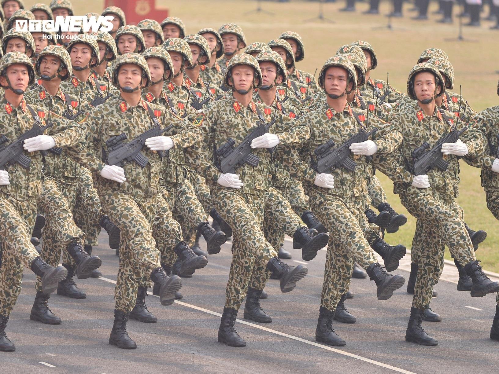 Dàn đại bác khai hoả trong lễ tổng duyệt 70 năm Chiến thắng Điện Biên Phủ - Ảnh 17. Dàn đại bác khai hoả trong lễ tổng duyệt 70 năm Chiến thắng Điện Biên Phủ - Ảnh 17.