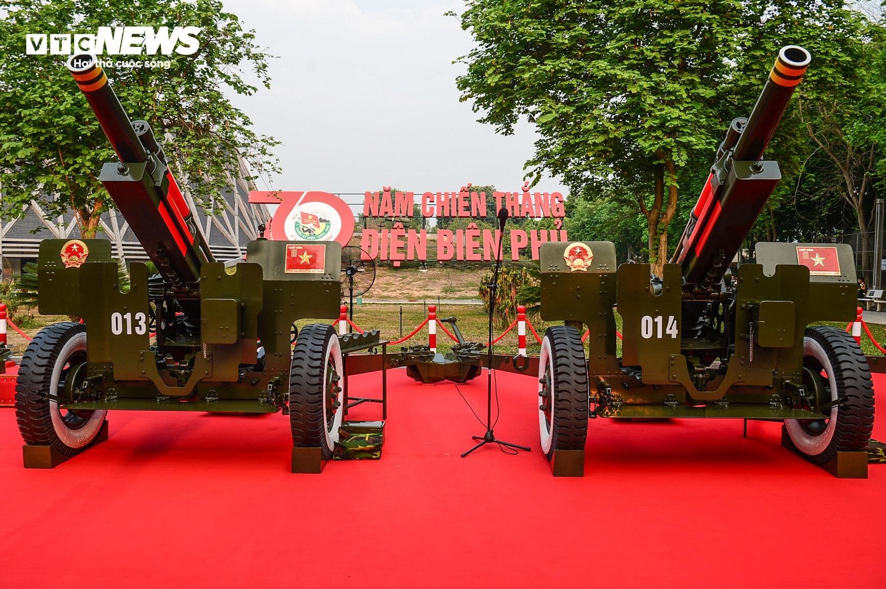 Dàn đại bác khai hoả trong lễ tổng duyệt 70 năm Chiến thắng Điện Biên Phủ - Ảnh 2. Dàn đại bác khai hoả trong lễ tổng duyệt 70 năm Chiến thắng Điện Biên Phủ - Ảnh 2.