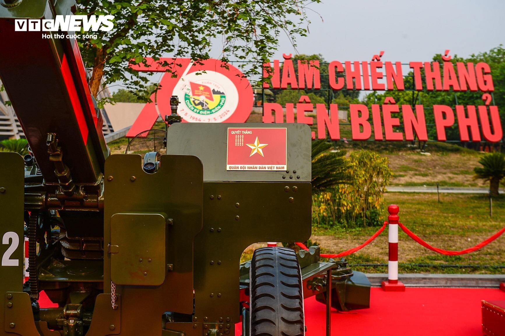 Dàn đại bác khai hoả trong lễ tổng duyệt 70 năm Chiến thắng Điện Biên Phủ - Ảnh 4. Dàn đại bác khai hoả trong lễ tổng duyệt 70 năm Chiến thắng Điện Biên Phủ - Ảnh 4.