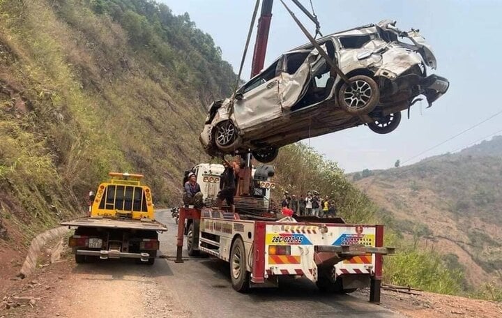 Ô tô lao xuống vực sâu gần 70m, gia đình 5 người thoát chết thần kỳ ở Điện Biên - Ảnh 2.