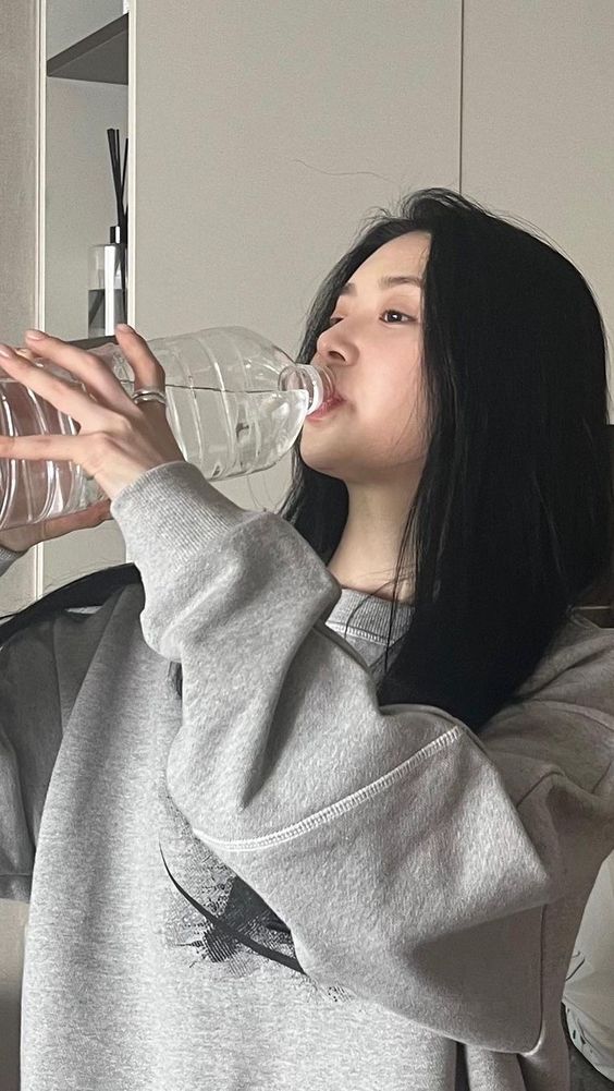 2 cách uống nước khiến thận chịu hành hạ mỗi ngày- Ảnh 2. 2 cách uống nước khiến thận chịu hành hạ mỗi ngày- Ảnh 2.