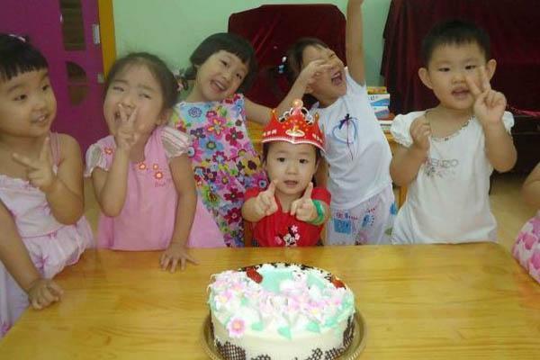 Người mẹ mua chiếc bánh sinh nhật lên lớp mừng tuổi con bị cô giáo "trả về": Lời giải thích sau đó gây tranh cãi- Ảnh 1.
