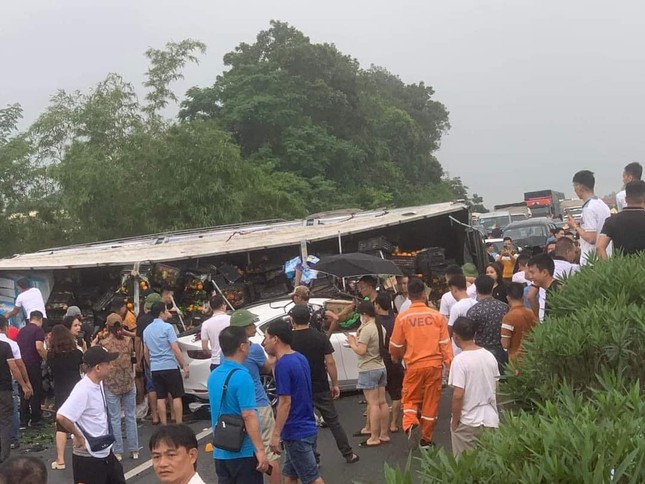 Xe tải lật ngang sau vụ tai nạn liên hoàn giữa 6 ô tô trên cao tốc - Ảnh 1. Xe tải lật ngang sau vụ tai nạn liên hoàn giữa 6 ô tô trên cao tốc - Ảnh 1.